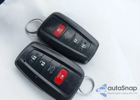 2021 Toyota Highlander Xle z USA, uszkodzony, nr VIN 5TDGZRBH6MS548387